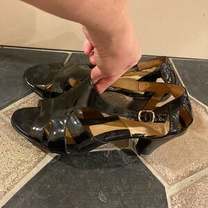 Sofft Black Patent Leather T-Strap Heeled Sandals Size 8